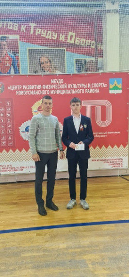 Награждение будущего выпускника «Новоусманского лицея» золотым знаком отличия комплекса ГТО.. Награждение будущего выпускника «Новоусманского лицея» золотым знаком отличия комплекса ГТО..