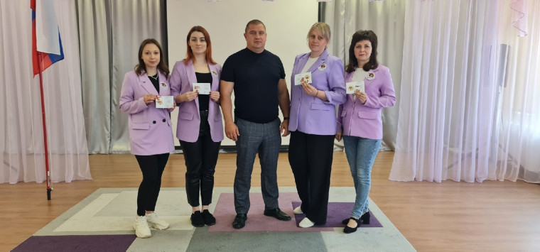В МБДОУ "ЦРР Счастливое детство" участников педагогического коллектива наградили знаками отличия комплекса ГТО.. В МБДОУ "ЦРР Счастливое детство" участников педагогического коллектива наградили знаками отличия комплекса ГТО..