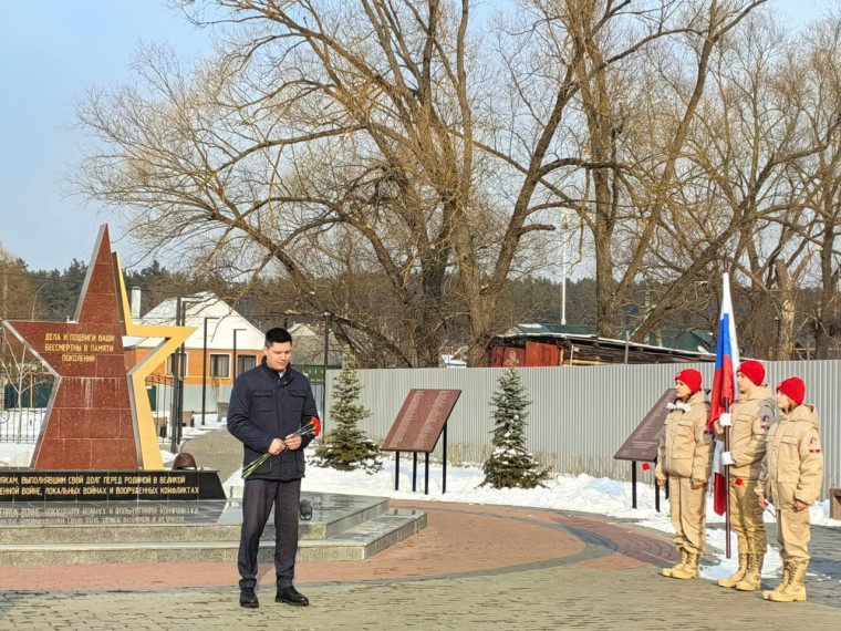 Накануне 15 февраля в сквере Воинской славы поселка Шуберское состоялся митинг.. Накануне 15 февраля в сквере Воинской славы поселка Шуберское состоялся митинг..